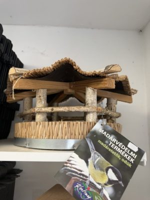 Madáretető hullámos tetős